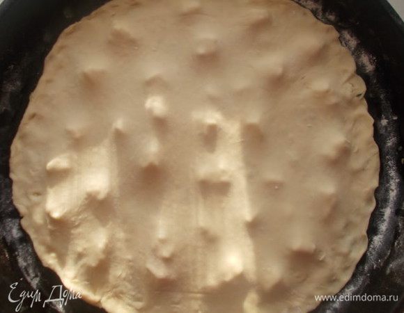 Накрыть вторым пластом теста и защипнуть края.