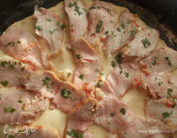 Выкладываем сверху карбонад и выливаем оставшуюся чесночно-оливковую смесь. Отправляем на 15 минут в разогретую духовку 250 С.. В конце выключить духовку, добавить остальной сыр и вернуть туда на несколько минут, пока сыр не растает.