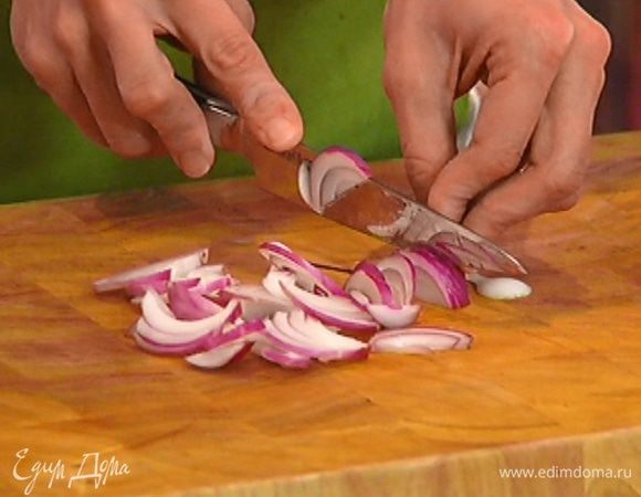 Лук почистить и нарезать полукольцами.