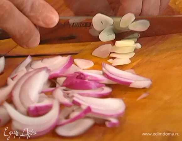 Чеснок почистить и нарезать тонкими пластинками.