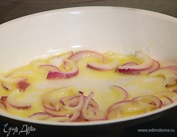 Разогреть в сковороде сливочное и растительное масло и обжарить лук и чеснок до прозрачности.