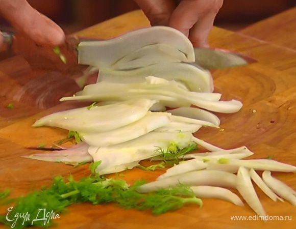 Фенхель нарезать тонкой соломкой, зелень фенхеля мелко порубить.