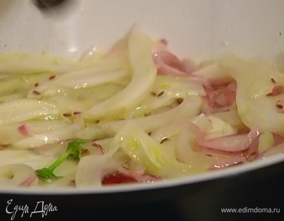 В сковороду с луком и чесноком добавить тмин и фенхель без зелени и немного обжарить.