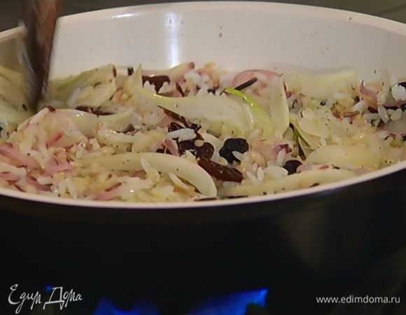 Добавить готовый рис, вишню и изюм, посолить, поперчить, перемешать и прогреть все на медленном огне.