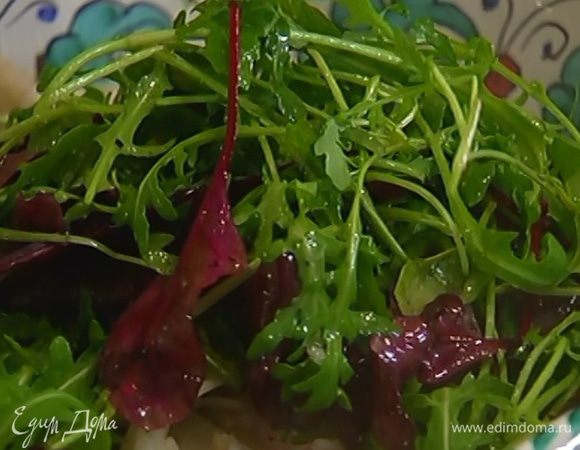 Салатный микс полить заправкой и перемешать.