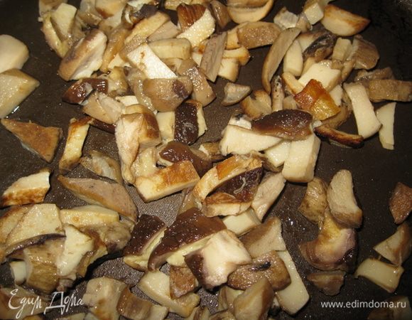 Белые грибы режим и жарим. Посолить по вкусу.  До заморозки они у меня 2 раза отварены.