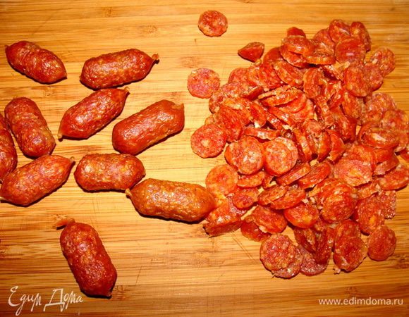 Очень острые колбаски с перцем чили, мелко порезать (кружочками). У меня было 150г, в ингредиентах программа выдает только штуки, но это конечно не реальное количество)))