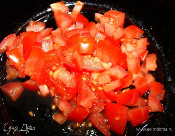 Помидоры порезать кубиком.
