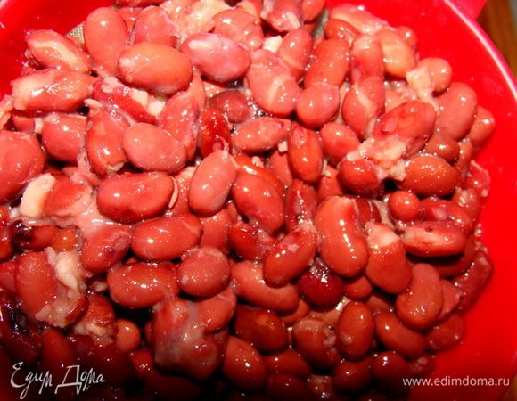 Фасоль в собственном соку вывалить на ситечко, чтобы стекла вся жидкость.