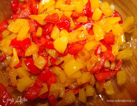 Все овощи обжарить отдельно, чтобы они сохранили форму и не дали сок. Сначала лук, потом перец на этой же сковороде, в самом конце помидоры,т.к. они форму ни как сохранить не смогут)) Солить овощи не нужно, т.к колбаски и брынза соленые и этого вполне достаточно.