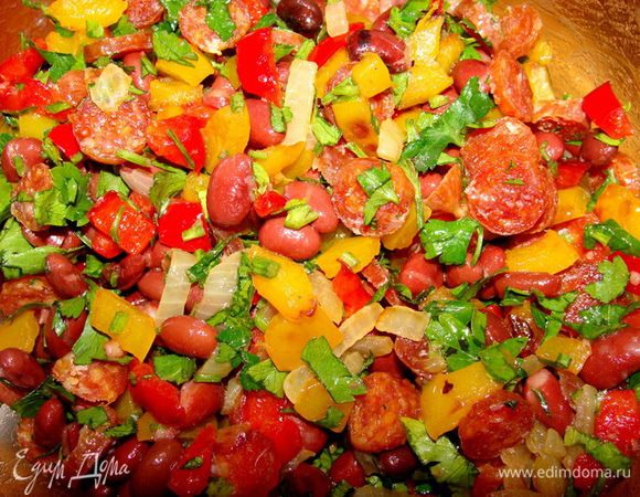 Смешать овощи с фасолью, колбасками и рубленной петрушкой. Начинка готова.