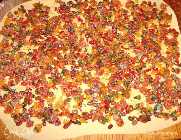 Тесто раскатать очень тонко, до полупрозрачного сотояния. Форма должна быть прямоугольная. Выложить начинку тонким равномерным слоем.