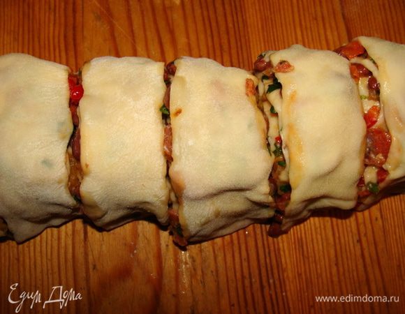 Нарезать рулет кусочками толщиной 2 см.