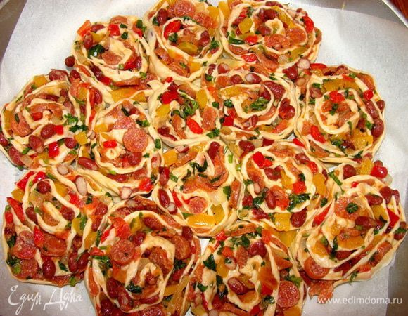 В итоге, розочки должны быть довольно плотно друг к другу. Поставить в разогретую до 180-200* на 20-25мин.