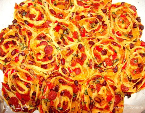 Получается такой вот "розарий". Очень эффектный и вкусный даже в таком виде! Если больше ничего не добавлять, то выпекать нужно не 20-25 мин, а 35 мин. Я, с большим удовольствием ем так, а вам покажу как ее можно дополнить. 
 Чтобы усилить вкусовые ощущения мы внесем еще некоторые детали! Тут нужно опираться на свой вкус. Можно посыпать тертым сыром, можно смягчить остроту и помазать плавленным сыром, чтобы усилить вкус подойдет брынза! 