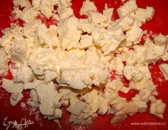 Я использовала и брынзу и плавленный сыр. Брынзу надо хаотично порубить ножом.