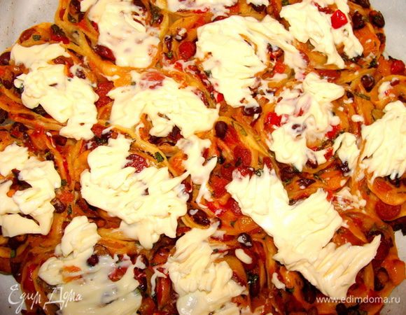 Сначала помазать пиццу сыром.