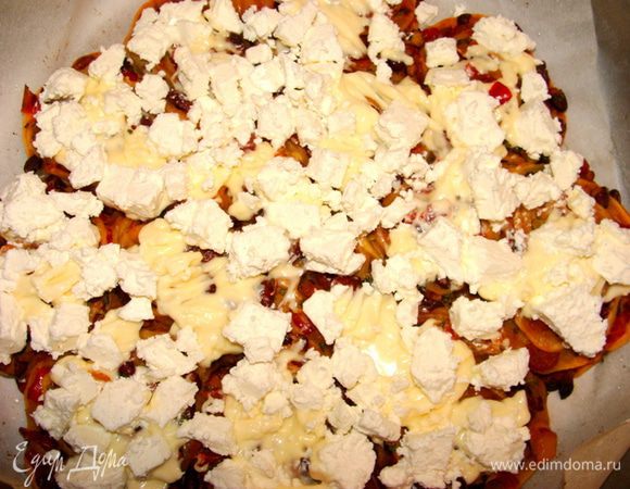 Потом распределить брынзу. Поставить в духовку еще на 10-15 минут.