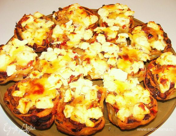 Готовую пиццу слегка остудить и можно свободно разделить на отдельные "цветочки". Такую пиццу очень удобно есть.