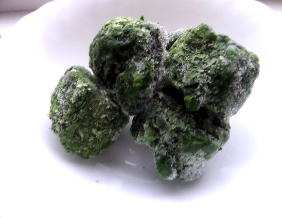 Шпинат заранее вынимаем и размораживаем, например, на батарее.