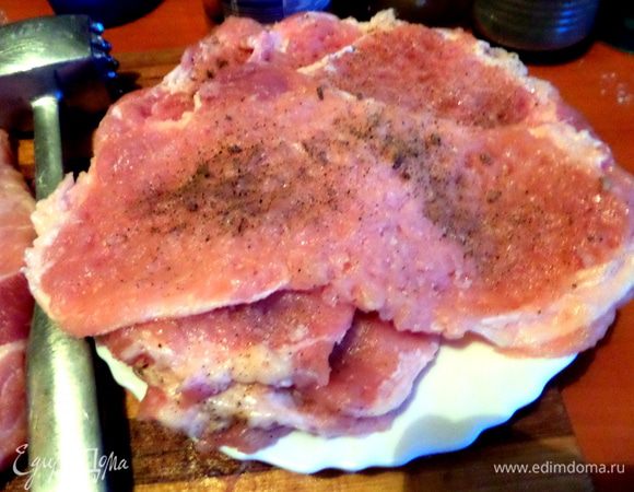 Поперчить, посолить отбитые ломти и сложить в тарелку.