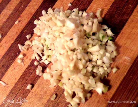 Чеснок измельчить.