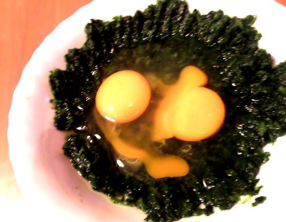 В растаявший шпинат вбиваем яйца. В составе 2 штуки, а не 2 грамма!