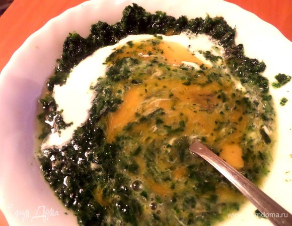 Вливаем воду,чтобы получить массу как на блины похожую по густоте. В процессе я добавляла воду немного, т. к. попадает мука и масса густеет.