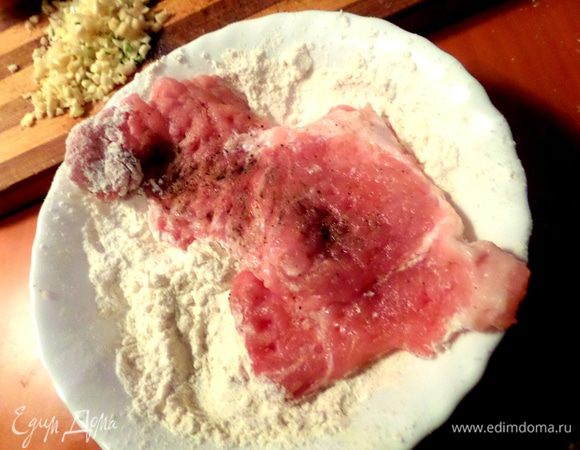 Обмакиваем кусок мяса сначала в миску с мукой.