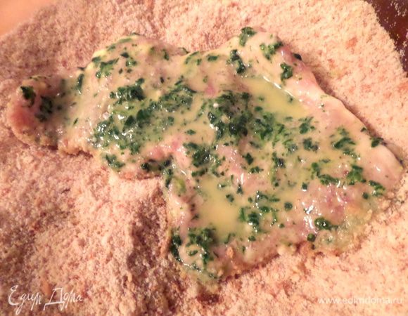 И переносим в крошку-панировочные домашние сухари.