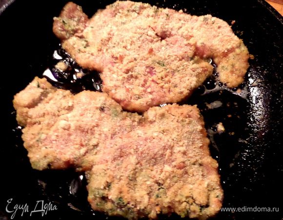 Поваляв хорошенько в сухарях,переносим кусочек в разогретое масло и жарим на среднем огне.