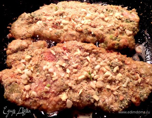 Посыпаем чесночком довольно обильно.