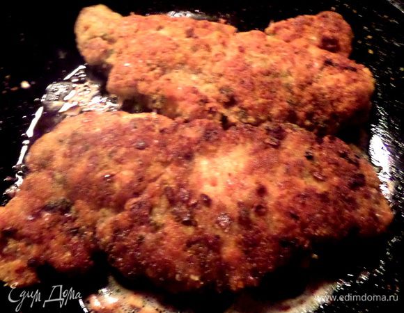 Переворачиваем смело чесноком вниз и жарим с другой стороны.