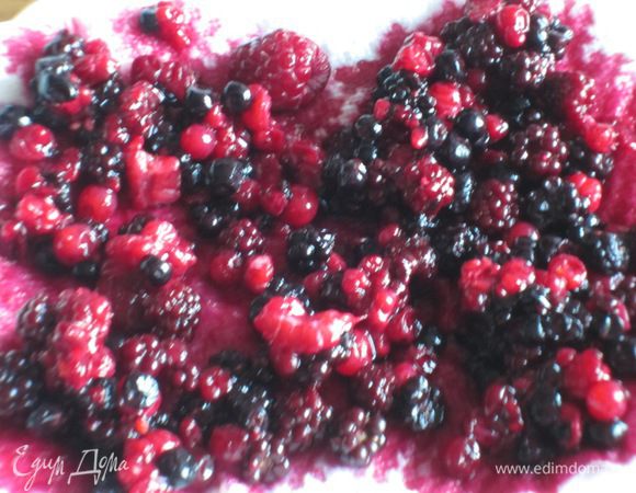 Лесные ягоды выложить на бумажное полотенце.
