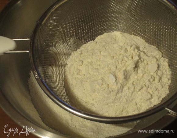 Просеять муку с разрыхлителем.