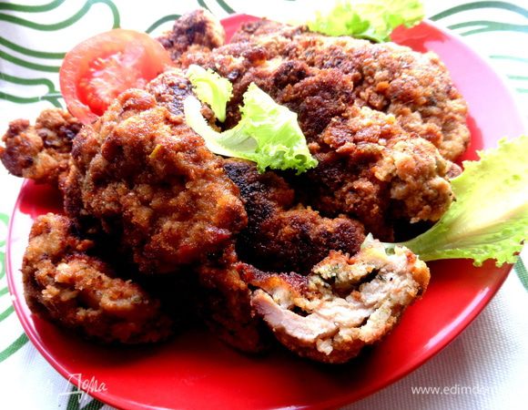 Складываем все обжаренные куски в глубокую сковороду и тушим на маленьком огне под крышкой полчаса, плеснув немного воды на дно.