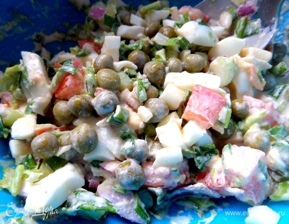 Быстрый салатик сделал и придумал младший сын (находит иногда кулинарное желание!). Состав: горошек, зелёный лук, красный лук, помидоры, яйца, заправка майонез пополам со сметаной.