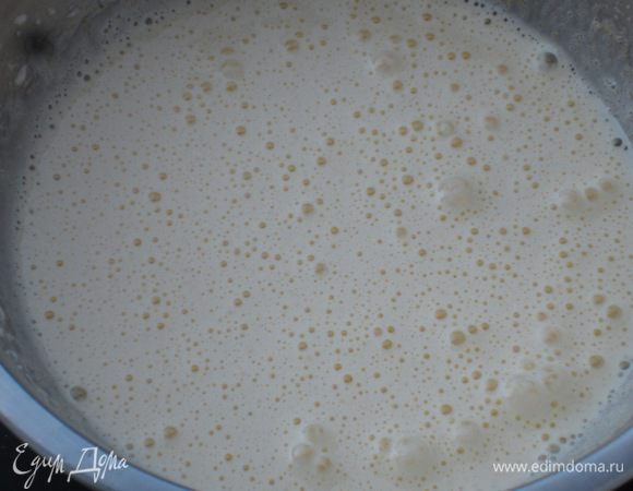 Миксером взбить яйца.