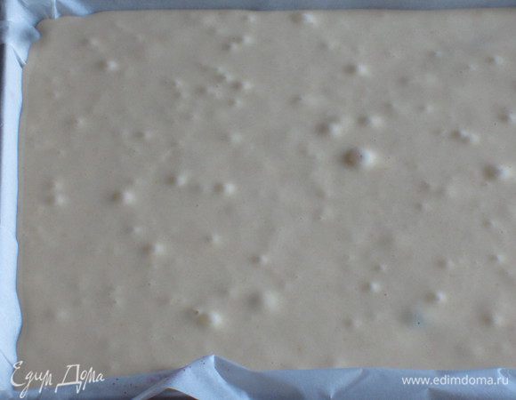 Форму выстелить пергаментом. Ягоды выложить на дно формы, вылить сверху тесто и выпекать в разогретой до 160 °С духовке 35 минут (до сухой шпажки).