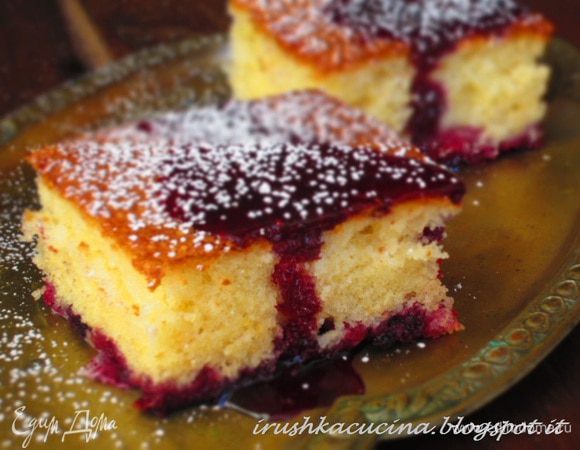 Пирог остудить и посыпать сахарной пудрой. Приятного аппетита:) 