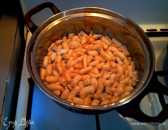 Подготавливаем фритюр или как в моем случае, наливаем 3-4 см масла в глубокую кастрюльку, раскаляем масло. Далее поджариваем на маленьком огне полосочки небольшими порциями до золотистого цвета (1-2 мин).