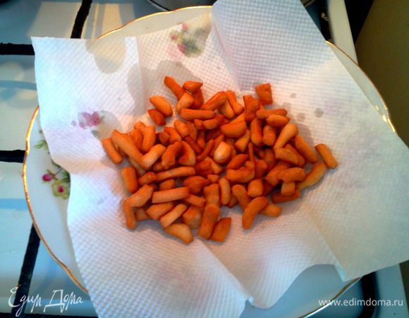 Шумовкой достаем полосочки и выкладываем на бумажное полотенце.