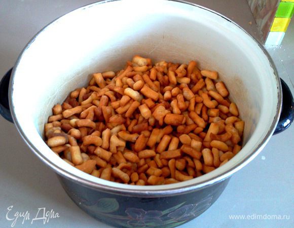 Даем маслу стечь и перекладываем в большую емкость.