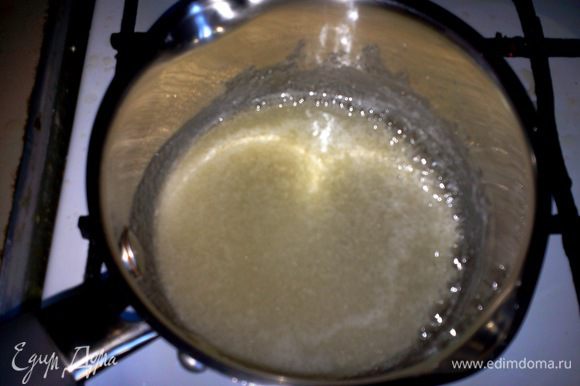 Закончив жарку, принимаемся за изготовление сиропа. Берем небольшую кастрюльку насыпаем сахар и наливаем небольшое количество воды, достаточно 3-4 ч. л. Ставим кастрюльку на маленький огонь и помешивая, ждем, когда сахар полностью растворится.