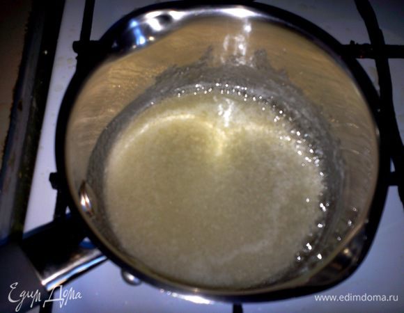 Закончив жарку, принимаемся за изготовление сиропа. Берем небольшую кастрюльку насыпаем сахар и наливаем небольшое количество воды, достаточно 3-4 ч. л. Ставим кастрюльку на маленький огонь и помешивая, ждем, когда сахар полностью растворится.