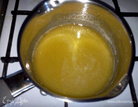 Как только сахар растворился, добавляем мед и помешивая, варим на маленьком огне минут 5-10.