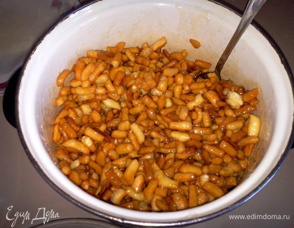 Выливаем горячий сироп в емкость с поджаренными полосочками (по желанию можно добавить орехи или сухофрукты), тщательно перемешиваем.