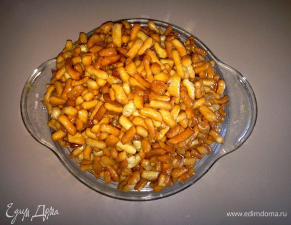 Выкладываем горкой в блюдо и слегка приминаем. Ставим наш чак-чак в холодильник до полного остывания сиропа. И все)