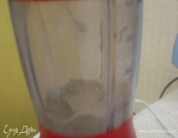 Смолоть овсяные отруби на кофемолке или в блендере.