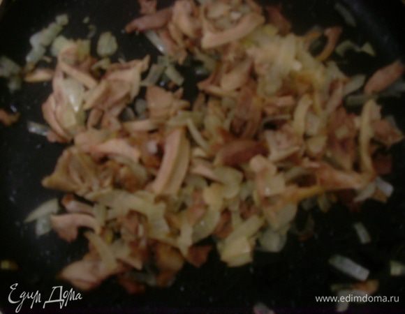 Отварить курицу (нужно около 100 грамм отварного куриного филе без кожи). Мелко порезать половину средней луковицы и обжарить ее до прозрачности на чайной ложке растительного масла. Добавить нарезанную небольшими кусочками курицу и прогреть.